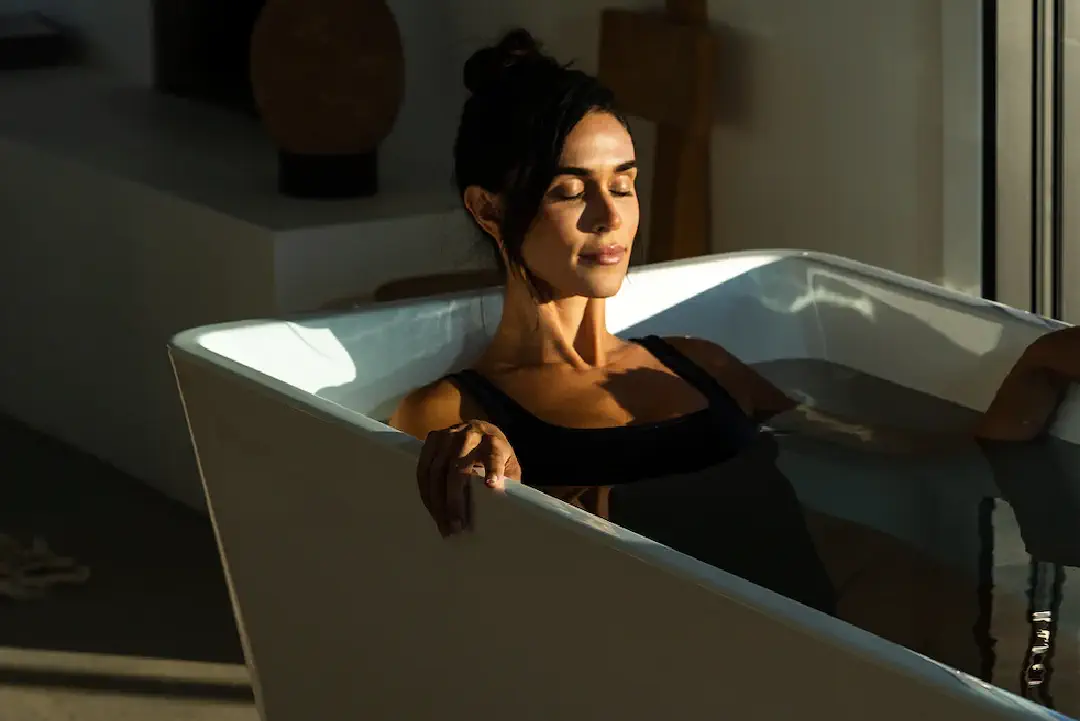 Tắm nước đá trước khi đi ngủ: Có giúp ngủ ngon không?